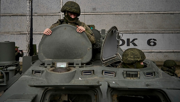 Ruští vojáci v Záporoží (archivní snímek) (Bild: APA/AFP/Andrey BORODULIN)