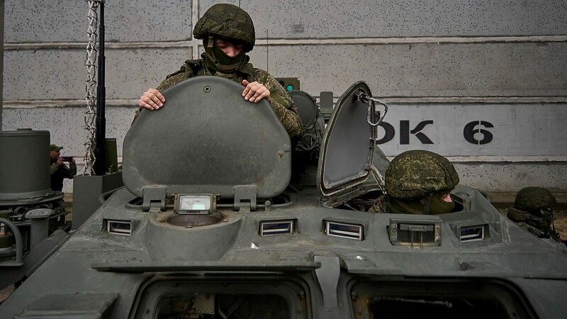 Az Ukrajnában szolgáló orosz katonák mentesülnek az adóemelés alól. (Bild: APA/AFP/Andrey BORODULIN)