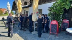 Die Terrasse eines Gasthauses vor der Burg Hochosterwitz diente als Einsatzzentrale für die Suche nach dem Jäger. (Bild: Felix Justich, Krone KREATIV)