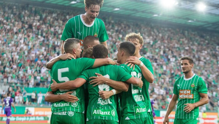 Nikolas Sattlberger jubelt mit seinem Teamkollegen.