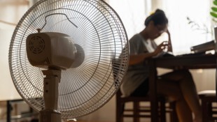 Auch wenn man etwa an seiner Mietwohnung baulich nichts verändern darf, gibt es Tipps, wie Sie die Hitze in der Stadt besser überstehen können – ein Ventilator ist nur einer davon. (Bild: jittawit.21 - stock.adobe.com)