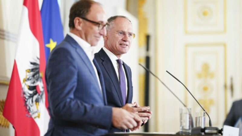 Johannes Rauch (Grüne) und Gerhard Karner (ÖVP) kündigen mehr Geld für Rettungs- und Zivilschutzorganisationen an. (Bild: APA/EVA MANHART)