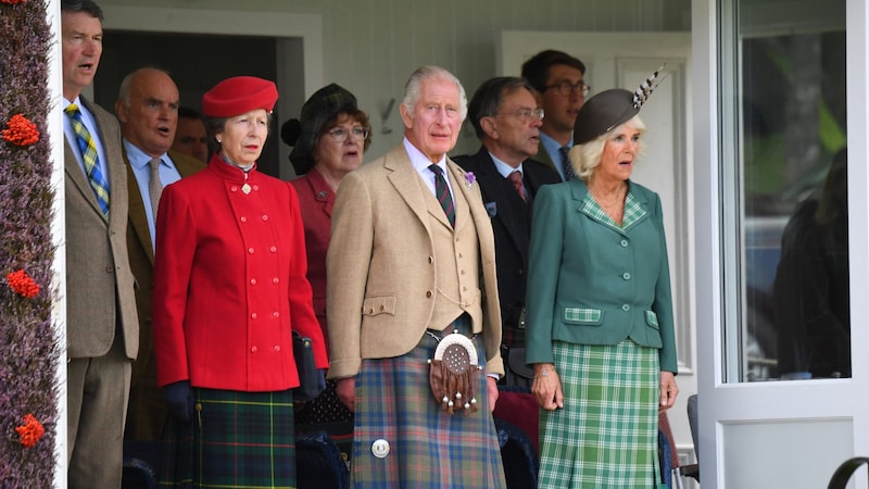 Prinzessin Anne (links in Rot) und Königin Camilla übernehmen viele Verpflichtungen von Charles, bis dieser seine Krebstherapie abgeschlossen hat. (Bild: APA/AFP/ANDY BUCHANAN)