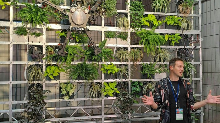 Ausstellung in der Postcity: Ein Spiderbot versorgt die Pflanzen im vertikalen Garten ...