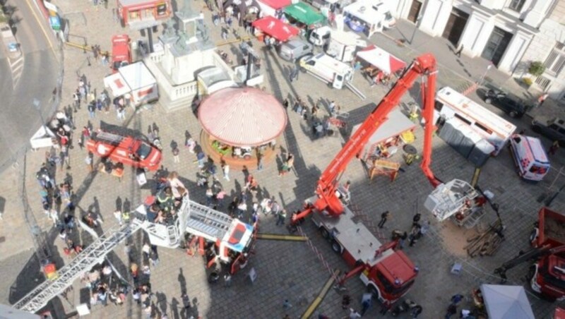 Hoch hinaus geht es mit der Drehleiter. (Bild: Stadt_Wien_Feuerwehr)