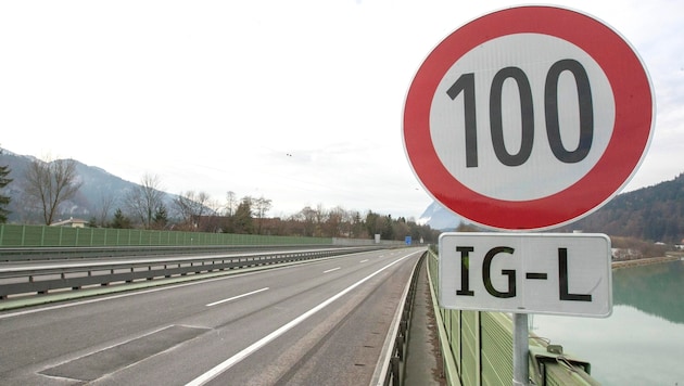 Unbeliebt bei vielen Autofahrern: die 100er-Beschränkung auf der Autobahn (Bild: Roland Mühlanger / picturedesk.com)