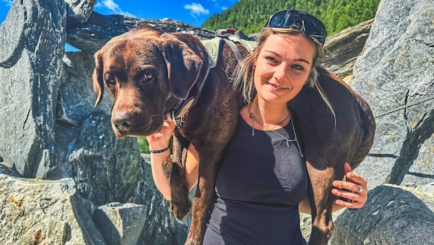 Wenn am Berg nichts mehr geht, dann schultert Sabrina schon mal ihren „Koda“, um ihn über Hindernisse zu tragen. (Bild: Wallner Hannes)