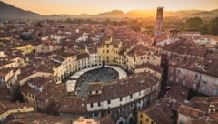 Der markante kreisrunde Marktplatz von Lucca geht auf ein römisches Amphitheater zurück. (Bild: Giacomo - stock.adobe.com)