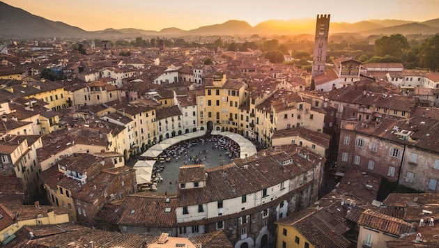 Der markante kreisrunde Marktplatz von Lucca geht auf ein römisches Amphitheater zurück. (Bild: Giacomo - stock.adobe.com)
