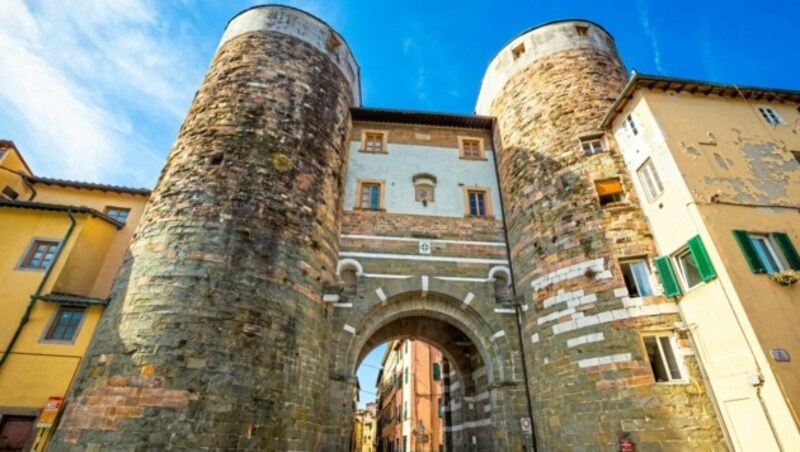 Wer in das Innere will, muss hier durch: eines der sechs imposanten Stadttore von Lucca. (Bild: Capelli Fabio Michele)