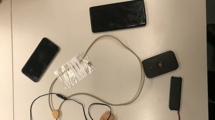 Mit diesen Utensilien wurde bei den Führerscheinprüfungen geschummelt.