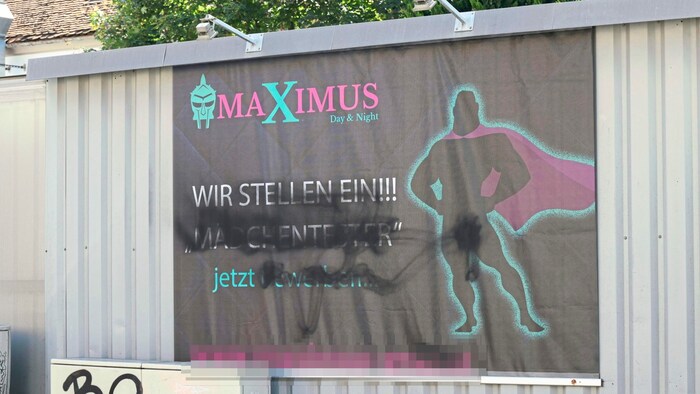 Das Plakat mit der Suche nach „Mädchentestern“ wurde rasch von Unbekannten beschmiert.
