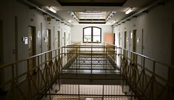 Ein 21-Jähriger wollte nicht in Einzelhaft, darum riss er sich bei seiner Verlegung einfach los. (Bild: Imre Antal)