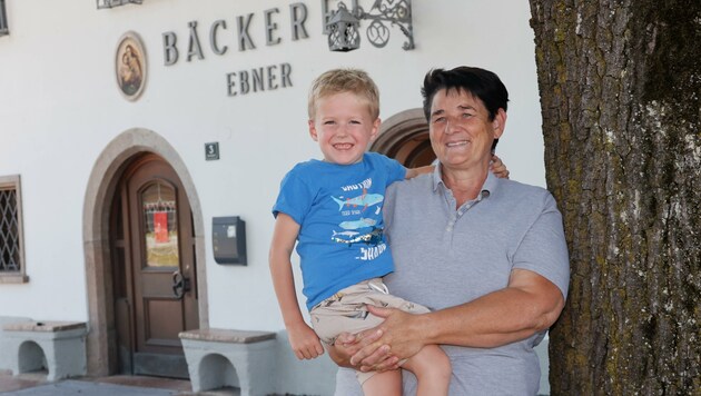 Barbara Ebner mit Enkel Martin vor ihrer Filiale in Niederalm bei Anif: Drei Zweigstellen hat die 57-Jährige geschlossen, in eineinhalb Jahren fünfmal die Preise angehoben: „Das geht so nicht lange gut.“ (Bild: Tschepp Markus)