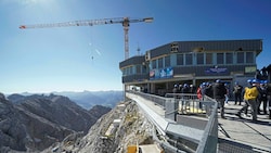 Ein 43 Meter hoher Kran wurde mühevoll bei der Bergstation aufgebaut. (Bild: Pail Sepp)
