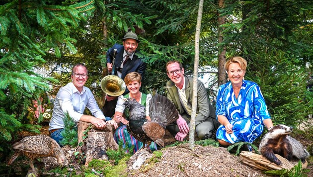 „Der Wald ruft!“ - so lautet der Name der heurigen Sonderschau auf der Herbstmesse - Landesrat Gantner, Messe-GF Tichy-Treimel, Aufsichtsratsvorsitzender Dechant und Bürgermeisterin Kaufmann haben schon einmal Waldluft geschnuppert. (Bild: Udo Mittelberger)