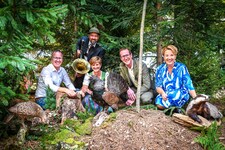 „Der Wald ruft!“ - so lautet der Name der heurigen Sonderschau auf der Herbstmesse - Landesrat Gantner, Messe-GF Tichy-Treimel, Aufsichtsratsvorsitzender Dechant und Bürgermeisterin Kaufmann haben schon einmal Waldluft geschnuppert. (Bild: Udo Mittelberger)