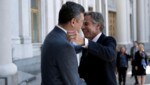 Der ukrainische Außenminister Dmytro Kuleba (links) begrüßt US-Außenminister Antony Blinken (rechts) vor einem Treffen im Außenministerium in Kiew. (Bild: APA/AFP/POOL/Brendan Smialowski)