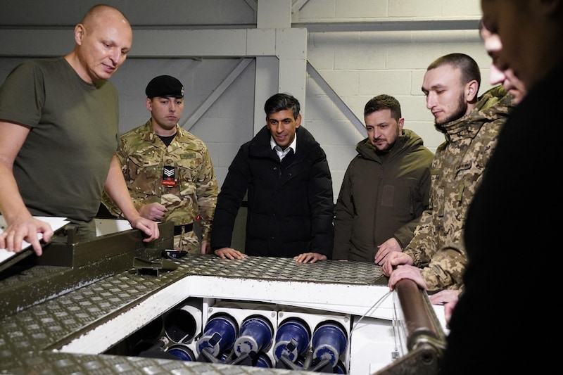 Der britische Premierminister Rishi Sunak (Bildmitte) hat die Ukraine bereits mit Uranmuntion ausgestattet. (Bild: AFP)