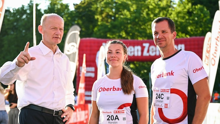 Oberbank-Chef Franz Gasselsberger mit den Mitarbeitern Kerstin Jungwirth und Christian Süßner.