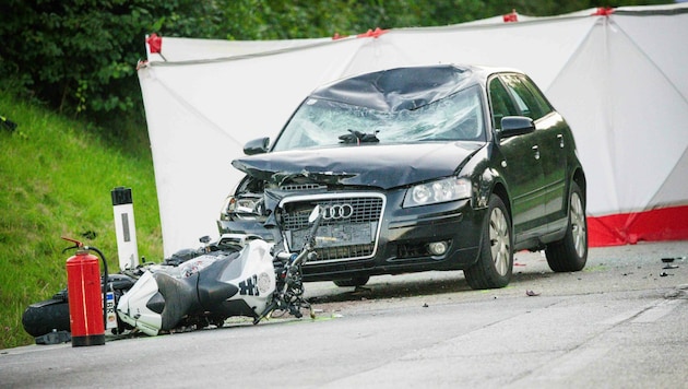 Der junge Motorradfahrer wurde auch noch auf ein weiteres Fahrzeug geschleudert. (Bild: Pressefoto Scharinger © Daniel Scharinger)