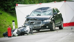 Der junge Motorradfahrer wurde auch noch auf ein weiteres Fahrzeug geschleudert. (Bild: Pressefoto Scharinger © Daniel Scharinger)