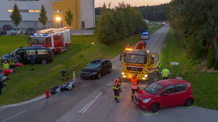 Die Unfallstelle in Geretsberg: Der Biker prallte zuerst gegen den roten Pkw, wurde dann auf den ...
