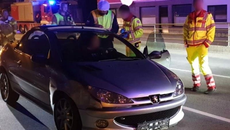 Letztlich stoppte ein kaputter Reifen die Alkolenkerin. (Bild: zoom.tirol)