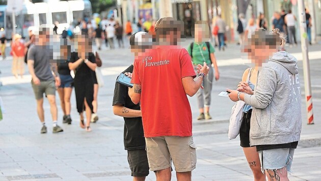 In der Innenstadt trifft man beinahe täglich auf Spendensammler. (Bild: Christian Jauschowetz)