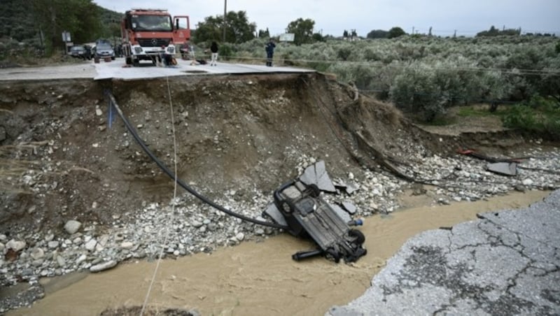 Für einige Regionen wurden Fahrverbote verhängt, die Straßen sind großteils aber ohnehin nicht passierbar. (Bild: AFP)