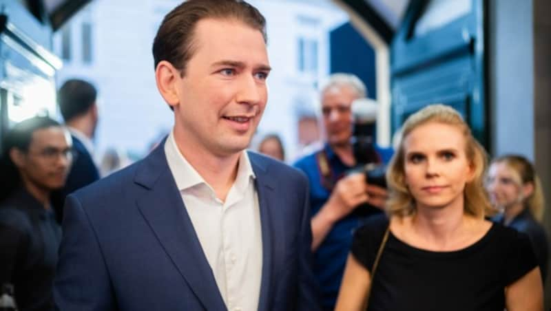 Sebastian Kurz genoss mit Lebensgefährtin Susanne Thier das Bad in der Menge. (Bild: APA/GEORG HOCHMUTH)