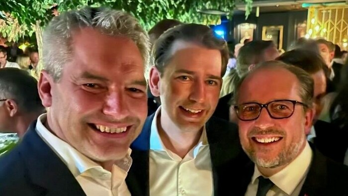 Ein Selfie mit Bundeskanzler Nehammer, Ex-Kanzler-Kurz und Außenminister Alexander Schallenberg ...