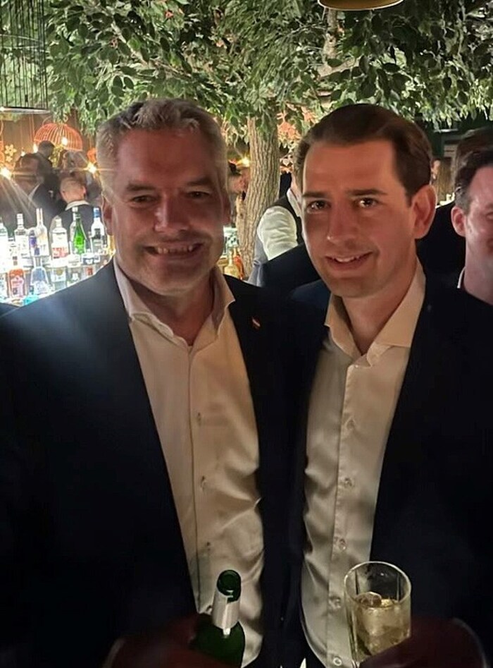Kanzler Nehammer stieß mit Kurz bei der Aftershow-Party auf den „Kurz“-Film an.