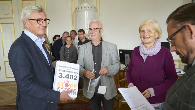 Im August wurde der Antrag auf Bürgerbefragung Bürgermeister Preuner (li.) überreicht. (Bild: Wilfried Rogler)