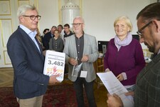 Im August wurde der Antrag auf Bürgerbefragung Bürgermeister Preuner (li.) überreicht. (Bild: Wilfried Rogler)