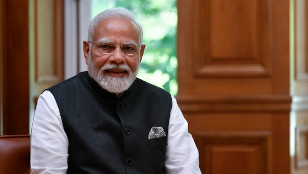 Narendra Modi, der am Sonntag seinen 73. Geburtstag feierte, tritt stets in traditioneller Kleidung auf. (Bild: Associated Press)