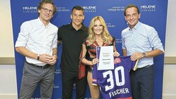 Helene ist offiziell eine Austrianerin: Stadthallen-GF Matthäus Zelenka, Austria Kapitän Manfred Fischer, Schlagerstar Helene Fischer und Austria Wien Präsident. Kurt Gollowitzer. (Bild: Wien Holding)