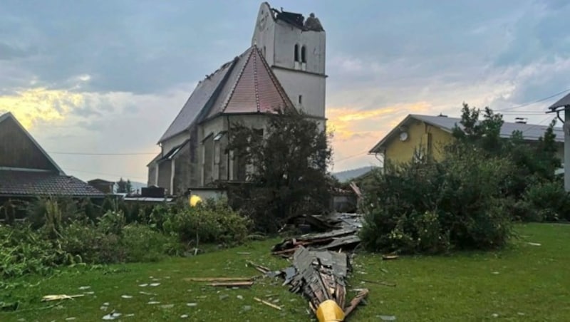 Der verheerende Sturm, der am 17.Juli über das Jauntal fegte, hat den Kirchturm der Filialkirche St. Marxen geköpft. (Bild: Marcel Tratnik)