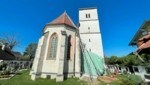 Ein Notdach wurde errichtet und auch das demolierte Mauerwerk beim Kirchenschiff gesichert. (Bild: Hronek Eveline)