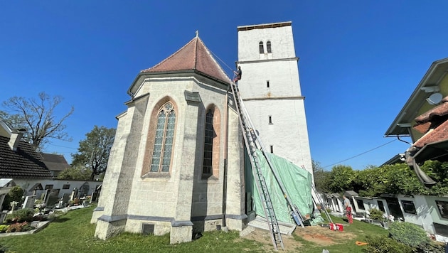 Ein Notdach wurde errichtet und auch das demolierte Mauerwerk beim Kirchenschiff gesichert. (Bild: Hronek Eveline)