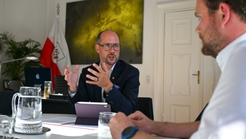 Seit zehn Monaten ist Mario Gerber (li.) Landesrat für Wirtschaft, Tourismus und Digitalisierung. Im Interview mit der „Krone“ gibt er sich ein „solides Gut“. (Bild: LIEBL DANIEL)