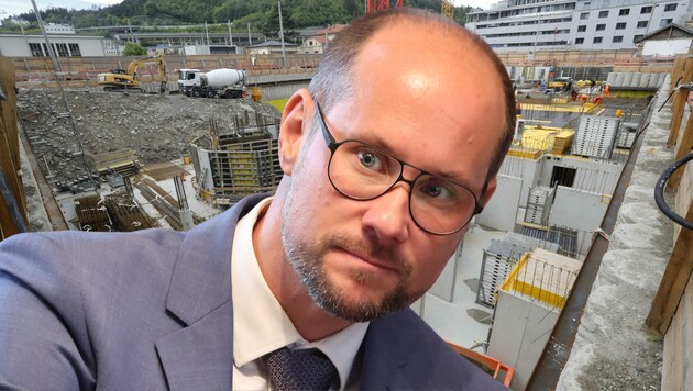 Tirols Wirtschaft und Industrie blicken mit Sorgen in die Zukunft. Mario Gerber sieht bei der Lösung des Problems auch den Bund gefordert. (Bild: Christof Birbaumer/Krone KREATIV)