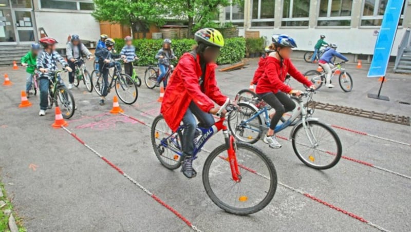 Ob Fahrrad oder E-Scooter: Ein Helm ist dabei Pflicht! (Bild: Christof Birbaumer/Kronenzeitung, Krone KREATIV)