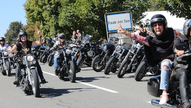 Tausende Harley-Fans sind um den Faaker See unt (Bild: Rojsek-Wiedergut Uta)