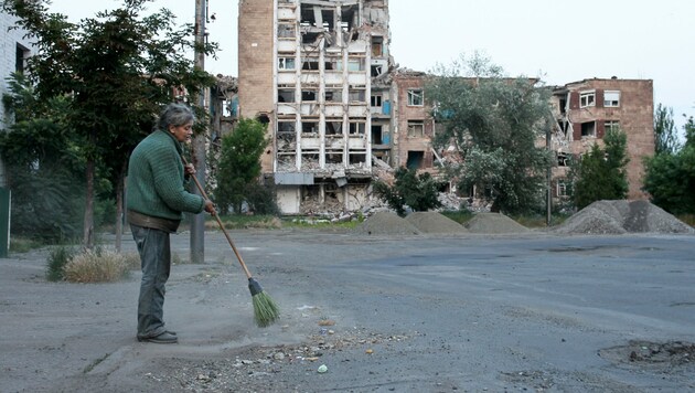 90 Prozent der Fläche Mariupols gilt als zerstört. Die Menschen kämpfen aber noch mit ganz anderen Hürden im Alltag. (Bild: AFP/STRINGER)