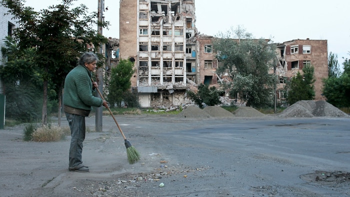 Ein zerstörtes Wohnhaus in der Stadt Mariupol (Ukraine), die 2022 auf den Befehl von Zaur Gruzijew bombardiert wurde.  