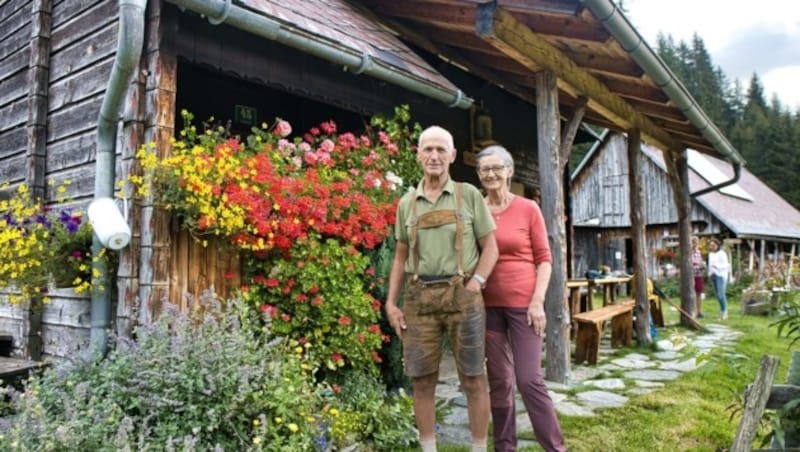 Ernst und Luise bewirtschafte seit 24 Jahren die Moaralm-Hütte (Bild: Weges)