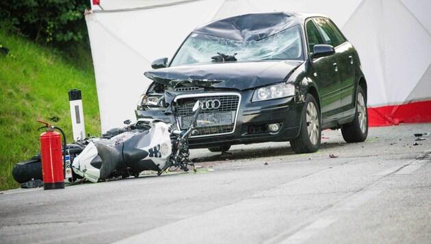 Der Biker prallte erst gegen den roten Wagen des Seniors, wurde dann gegen diesen Audi geschleudert. (Bild: Scharinger Daniel)