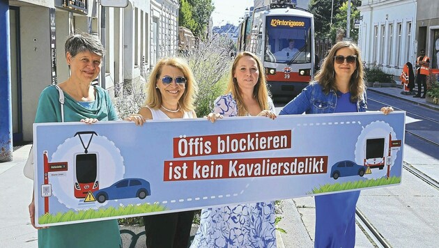 Währing Bezirksvorsteherin Silvia Nossek (Grüne), Wiener Linien-Boss Alexandra Reinagl, Parkraum-Chefin Michelle Krumpschmid mit Verkehrsstadrätin Ulli Sima (SPÖ) im Bild von links nach rechts (Bild: Zwefo)