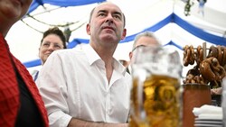 Darf weiter als Vize-Ministerpräsident Bayerns durch Bierzelte touren: Hubert Aiwanger (Bild: AFP)